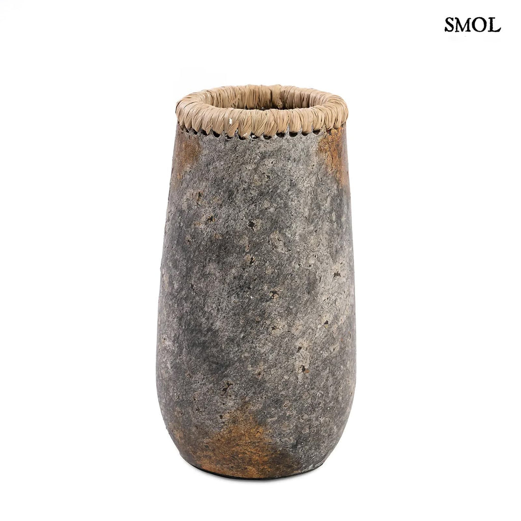 Váza - antik szürke, terrakotta, raffiával, 26 cm | SNEAKY - smol.hu- fehér háttérrel