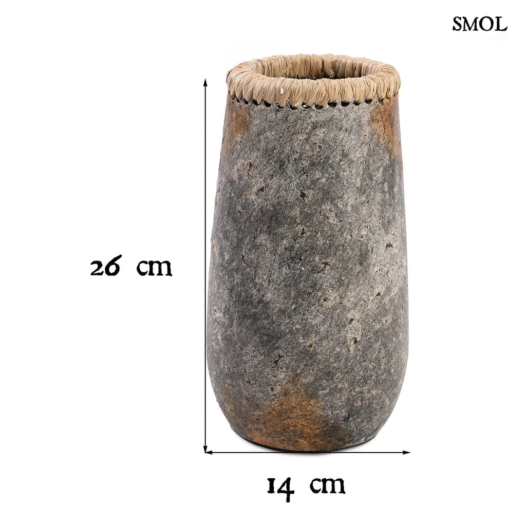 Váza - antik szürke, terrakotta, raffiával, 26 cm | SNEAKY - smol.hu- méretekkel