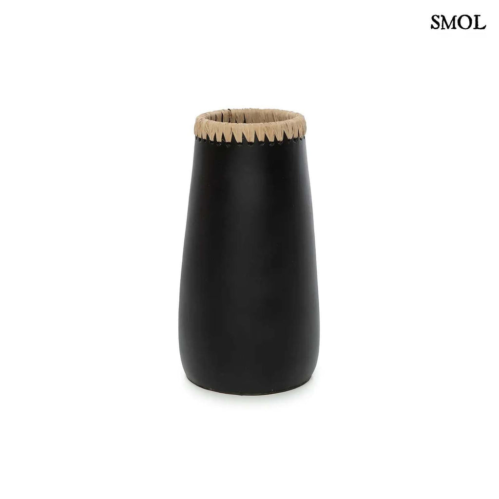SNEAKY, fekete, terrakotta váza raffiával, 26 cm - smol.hu - fehér háttérrel