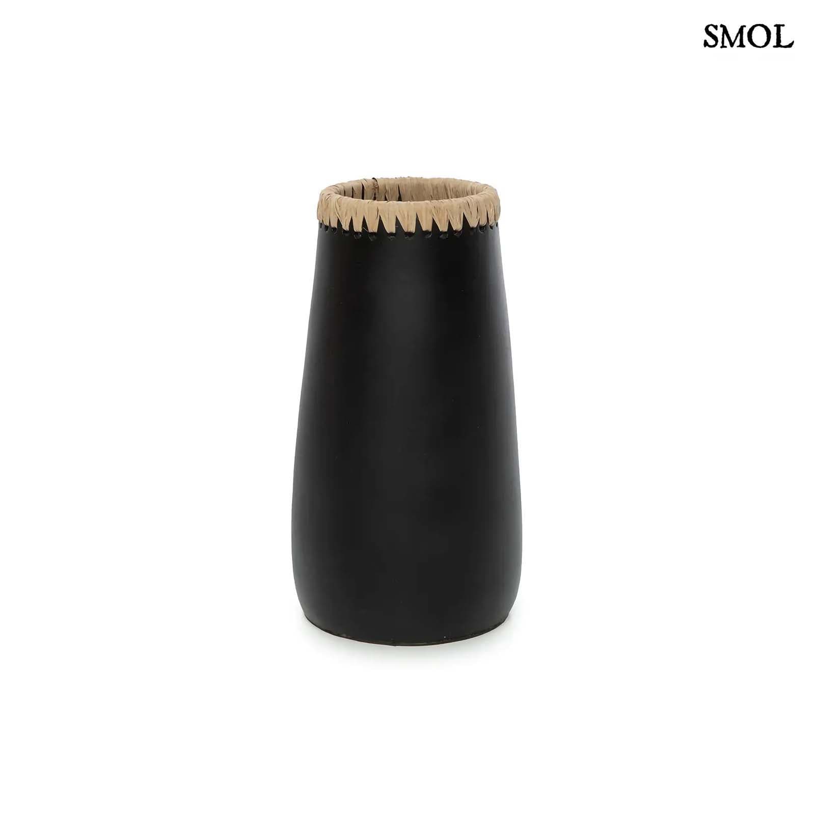 SNEAKY, fekete, terrakotta váza raffiával, 26 cm - smol.hu - fehér háttérrel