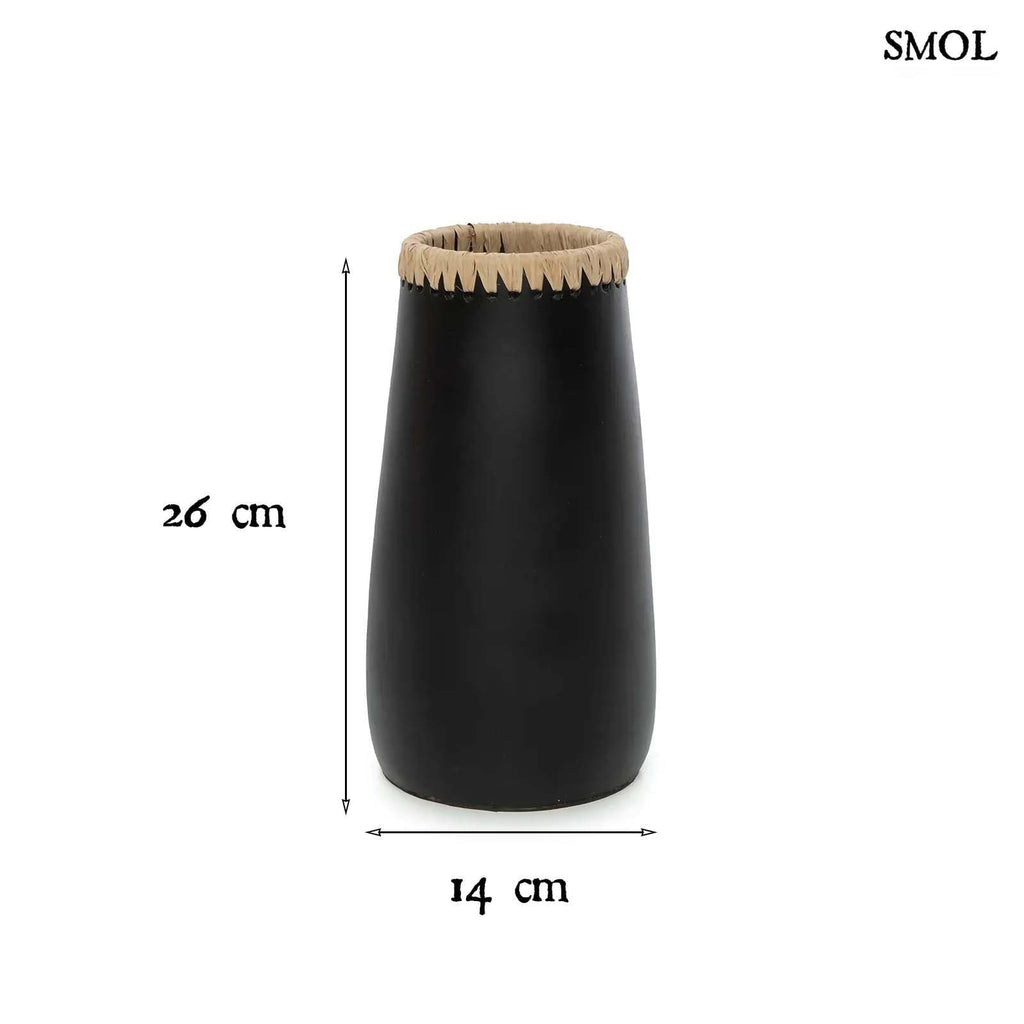 SNEAKY, fekete, terrakotta váza raffiával, 26 cm - smol.hu - méretekkel