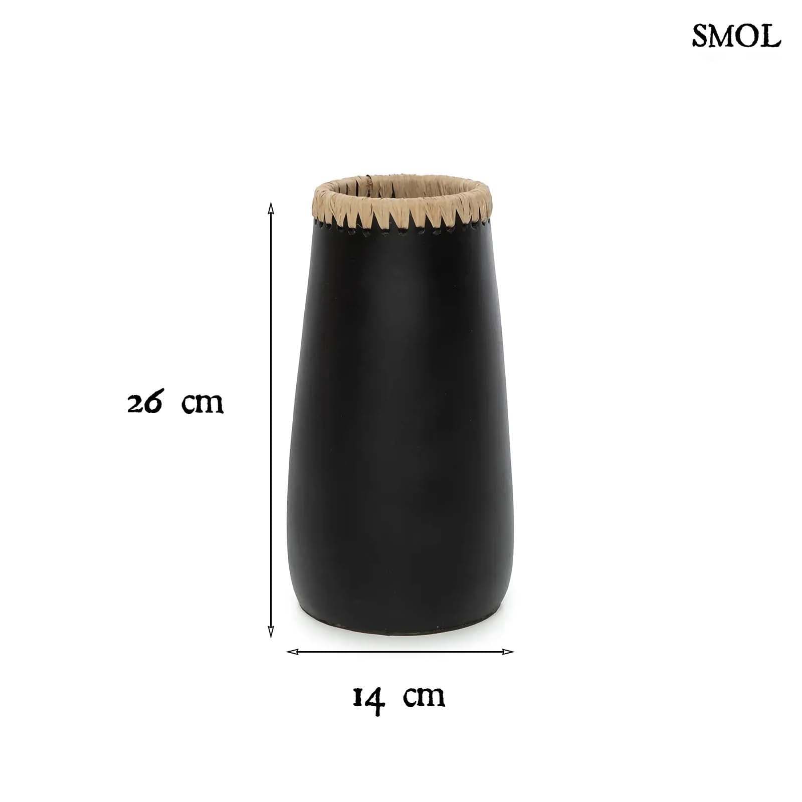 SNEAKY, fekete, terrakotta váza raffiával, 26 cm - smol.hu - méretekkel