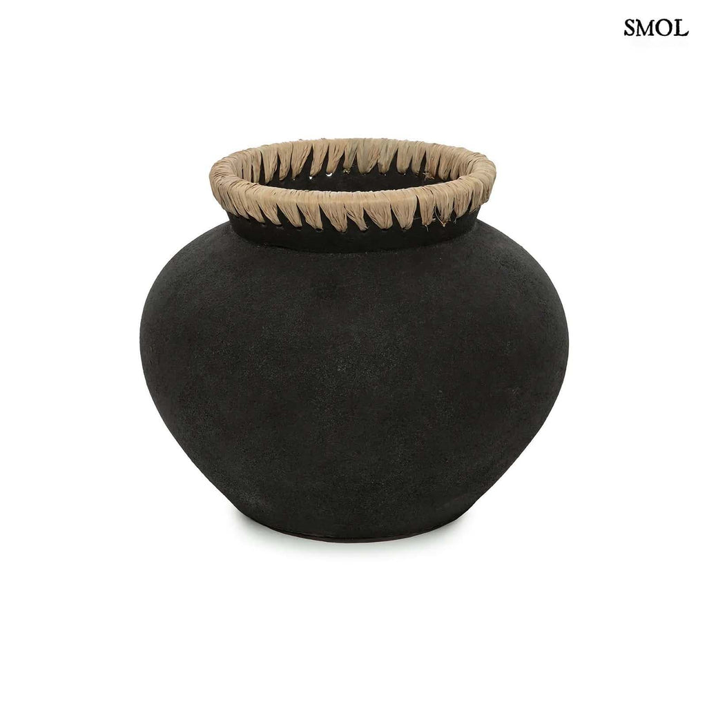 Váza - fekete, terrakotta, raffiával, 29 cm | STAYA - smol.hu - fehér háttérrel
