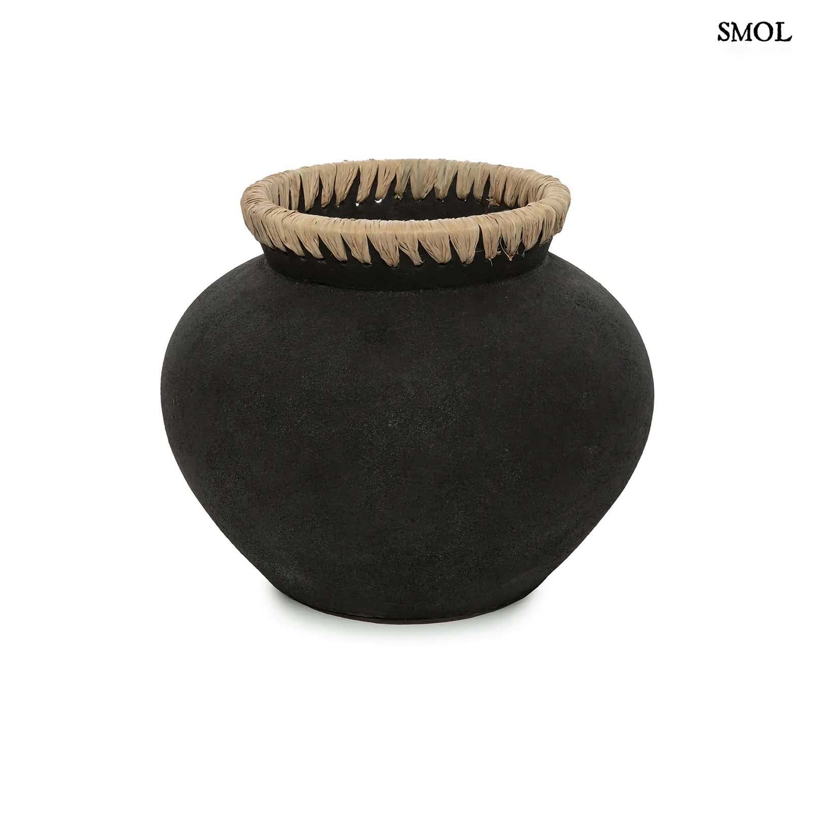 Váza - fekete, terrakotta, raffiával, 29 cm | STAYA - smol.hu - fehér háttérrel