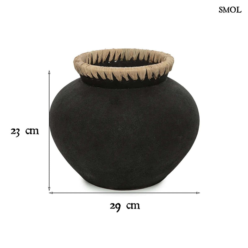 Váza - fekete, terrakotta, raffiával, 29 cm | STAYA - smol.hu - méretekkel