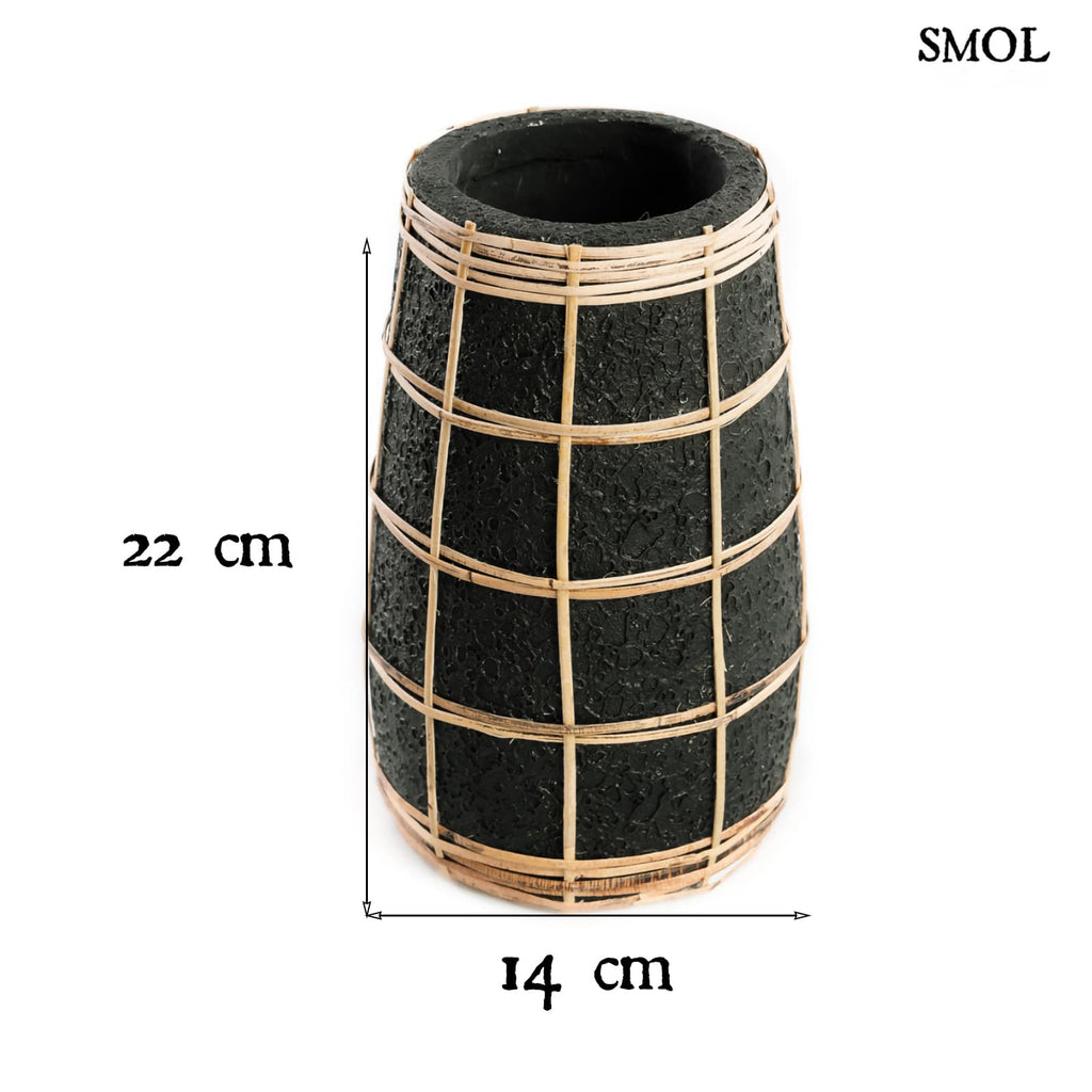 Váza - fekete, terrakotta, rattannal, 22 cm | CLOVE - smol.hu - méretekkel