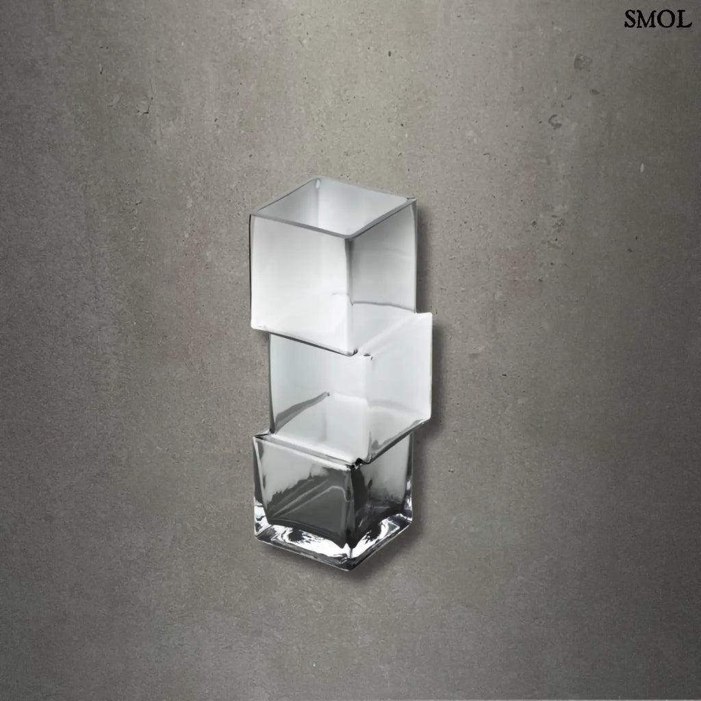 sötétszürke RUMMIKUB üveg váza három, egymásra épített kocka formájú üvegrészből, játékos, eltolt dizájnnal, szürke háttérrel