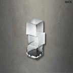 sötétszürke RUMMIKUB üveg váza három, egymásra épített kocka formájú üvegrészből, játékos, eltolt dizájnnal, szürke háttérrel