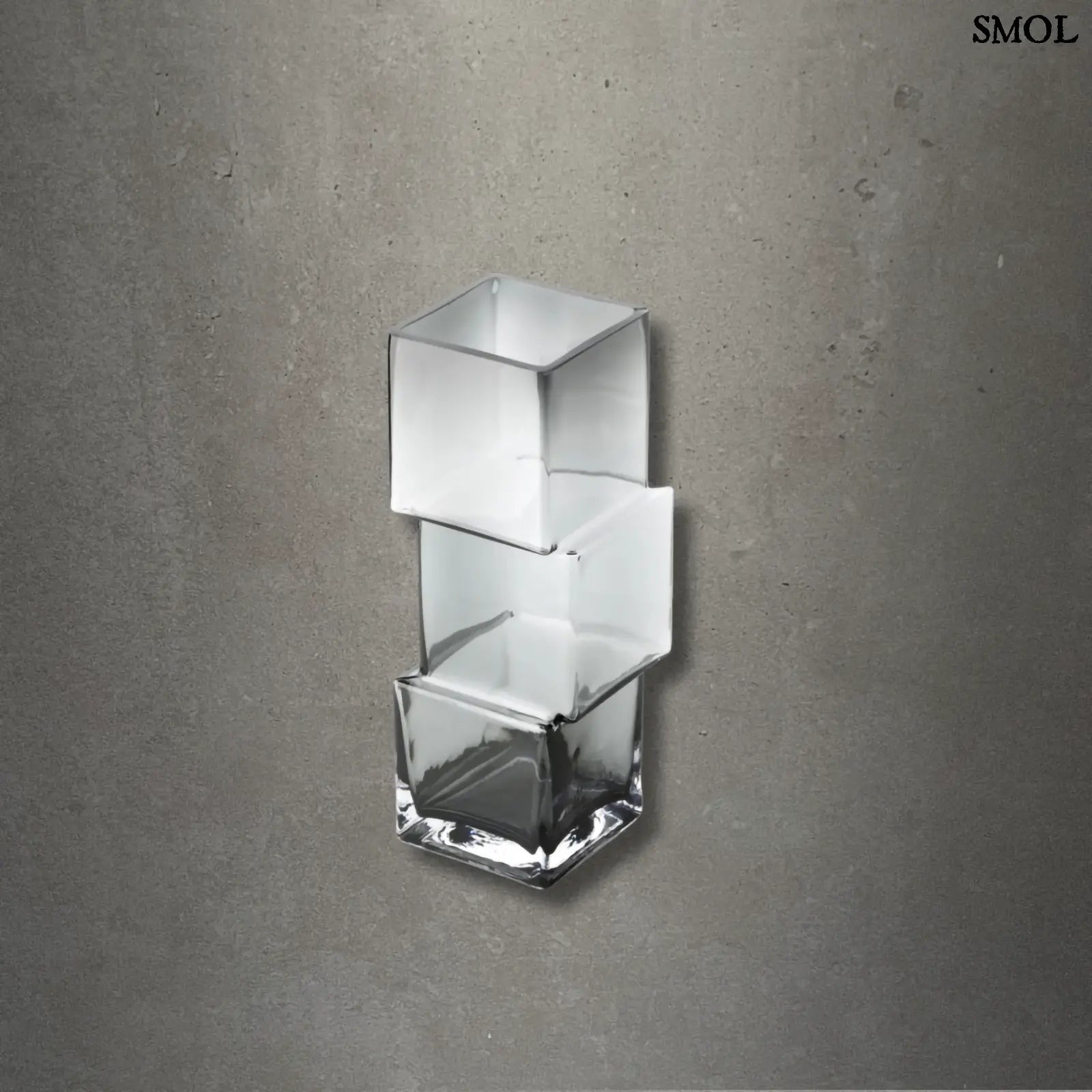 sötétszürke RUMMIKUB üveg váza három, egymásra épített kocka formájú üvegrészből, játékos, eltolt dizájnnal, szürke háttérrel