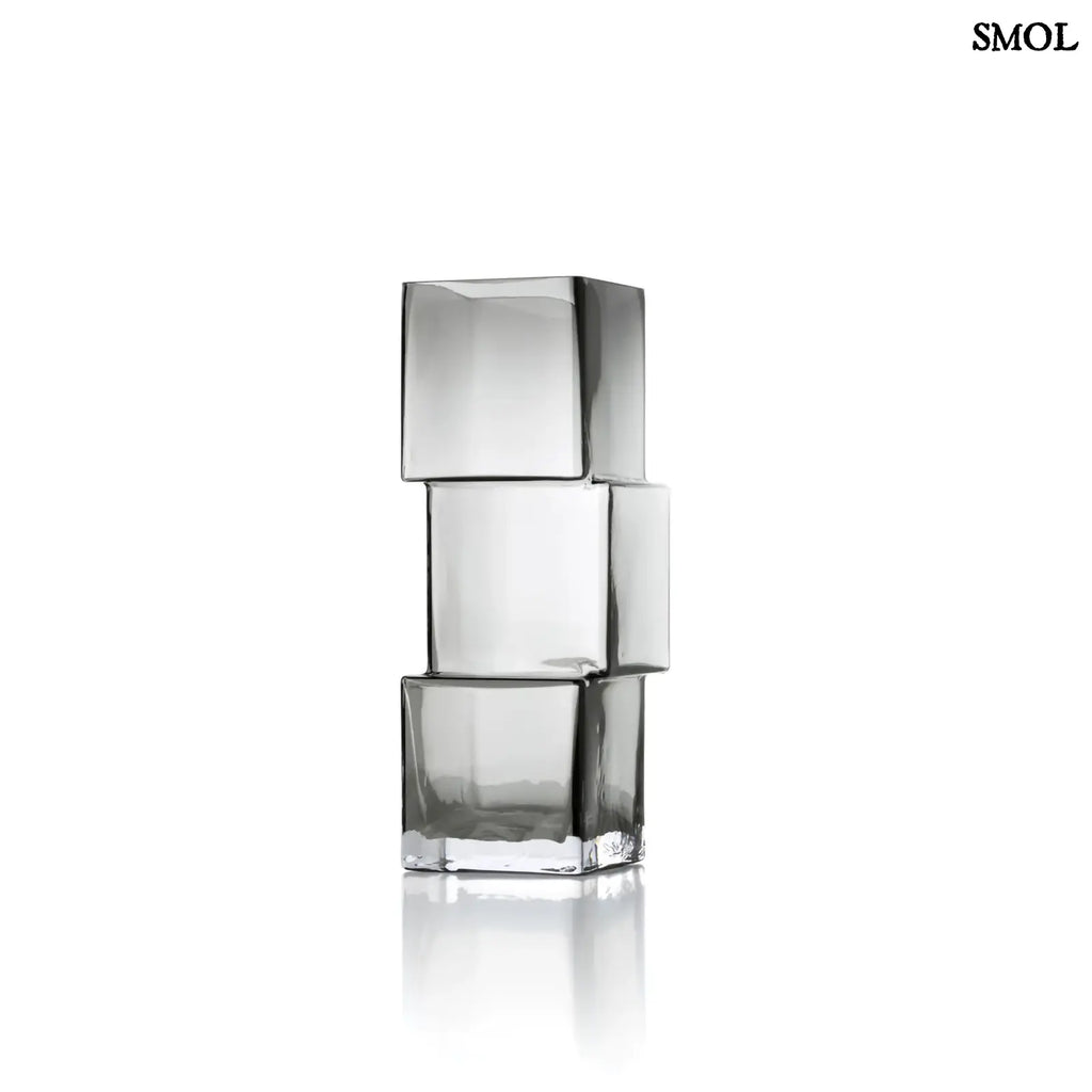  sötétszürke RUMMIKUB üveg váza három, egymásra épített kocka formájú üvegrészből, játékos, eltolt dizájnnal, fehér háttérrel