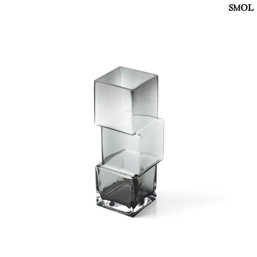 sötétszürke RUMMIKUB üveg váza három, egymásra épített kocka formájú üvegrészből, játékos, eltolt dizájnnal, felülről