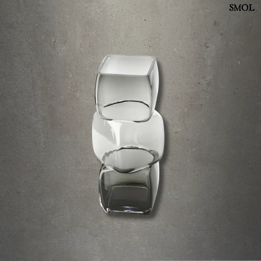 Sötétszürke, három részből álló, kocka formájú, újrahasznosított üveg váza, szürke háttérrel