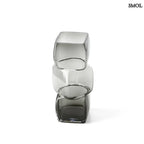 Sötétszürke, három részből álló, kocka formájú, újrahasznosított üveg váza, fehér háttérrel