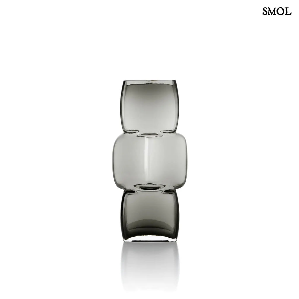 Sötétszürke, három részből álló, kocka formájú, újrahasznosított üveg váza, elforgatva