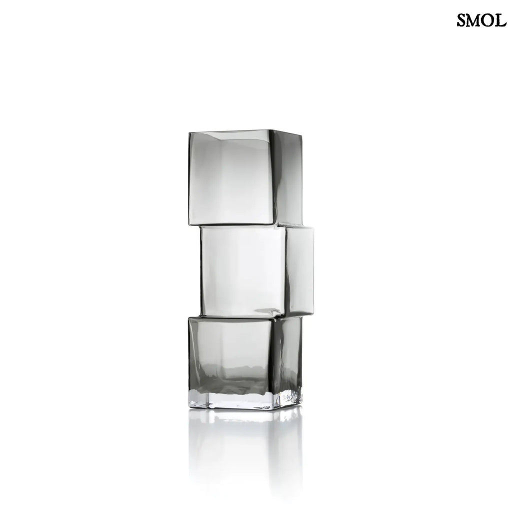 Függőlegesen elrendezett, három kocka alakú sötétszürke üveg váza, oldalról