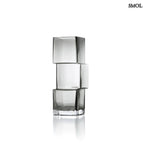 Függőlegesen elrendezett, három kocka alakú sötétszürke üveg váza, oldalról