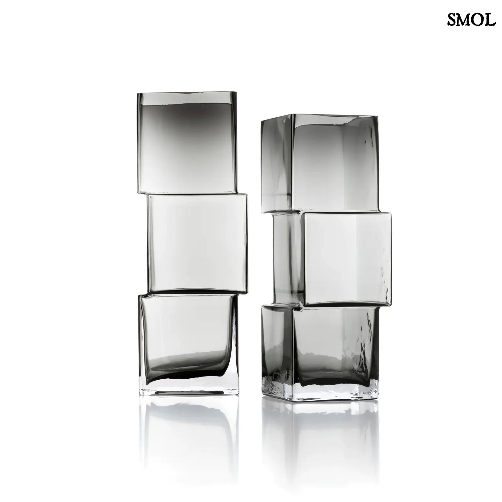 Függőlegesen elrendezett, három kocka alakú sötétszürke üveg váza, két méretben