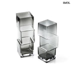 Függőlegesen elrendezett, három kocka alakú sötétszürke üveg váza, felülről