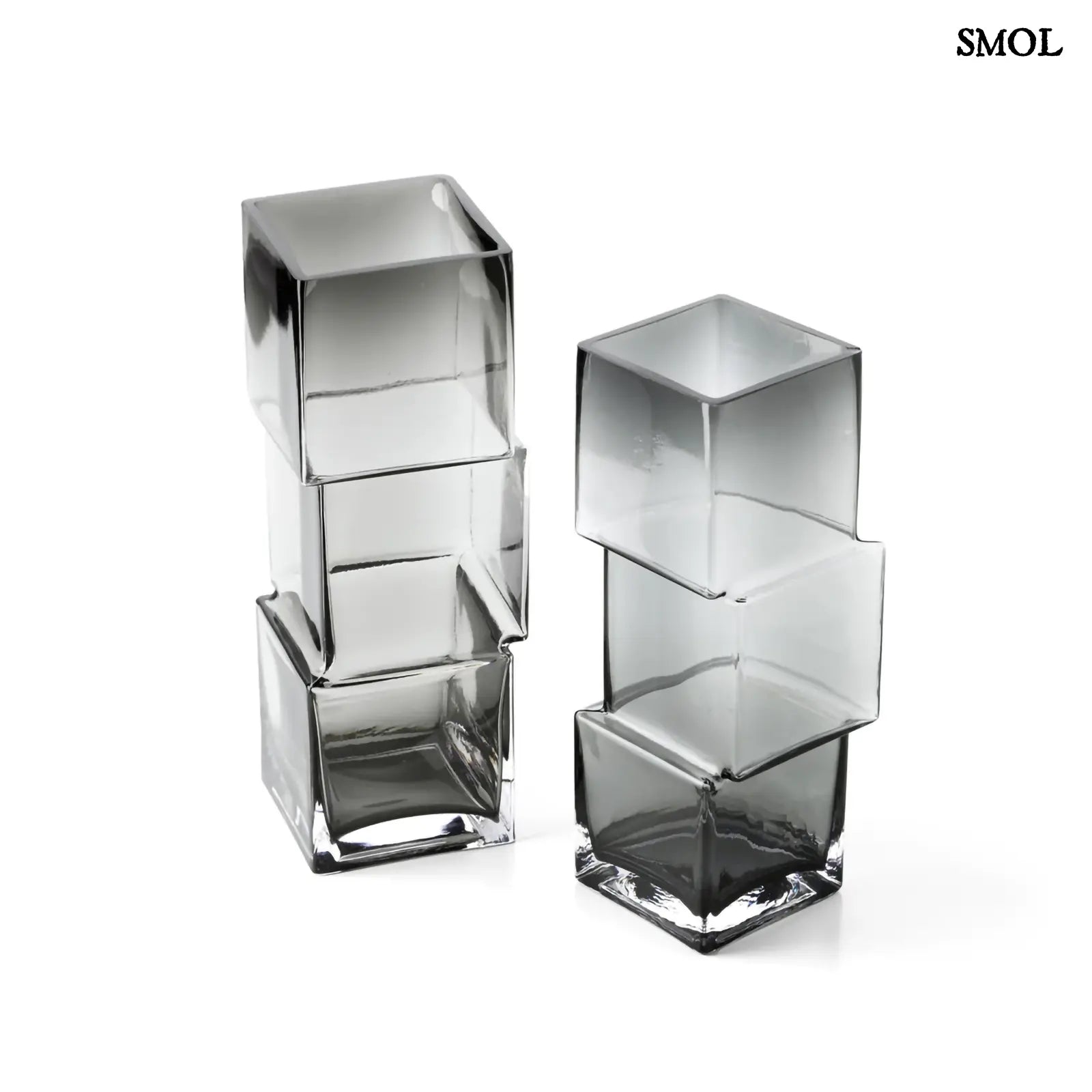 Függőlegesen elrendezett, három kocka alakú sötétszürke üveg váza, felülről