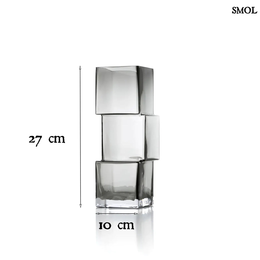 Függőlegesen elrendezett, három kocka alakú sötétszürke üveg váza, méretekkel