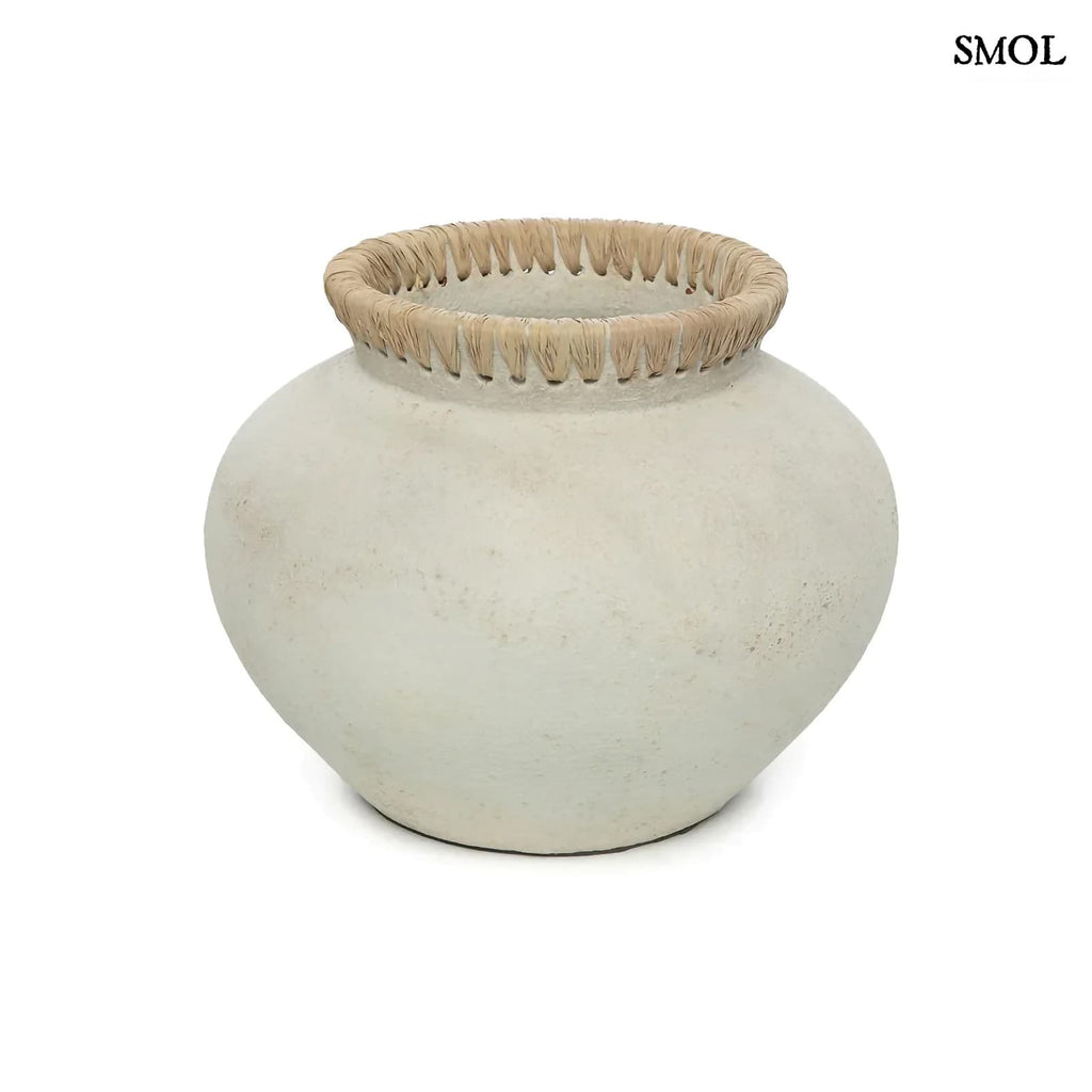Betonhatású, terrakotta váza raffiával, ⌀29 cm - STYLY - smol.hu - fehér háttérrel
