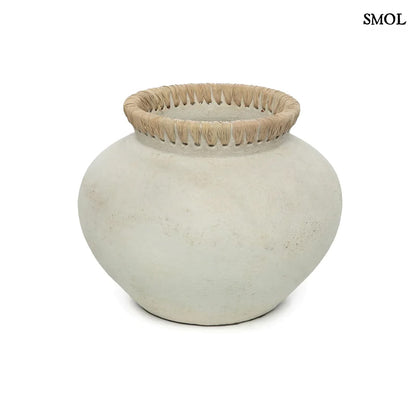Betonhatású, terrakotta váza raffiával, ⌀29 cm - STYLY - smol.hu - fehér háttérrel