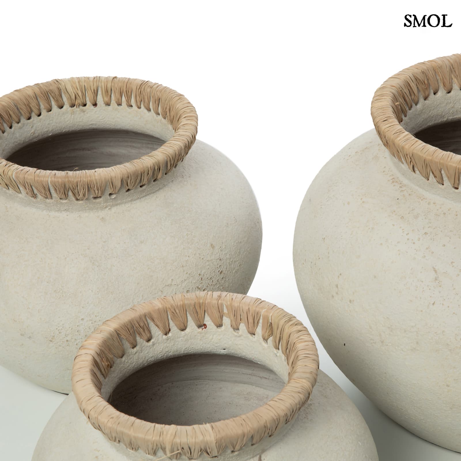 Betonhatású, terrakotta váza raffiával, ⌀29 cm - STYLY - smol.hu - három méretben, felülről