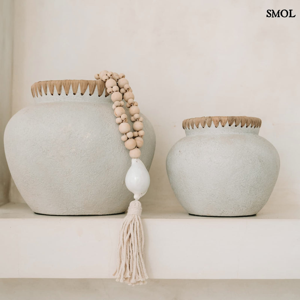 Betonhatású, terrakotta váza raffiával, ⌀29 cm - STYLY - smol.hu - két méretben, polcon