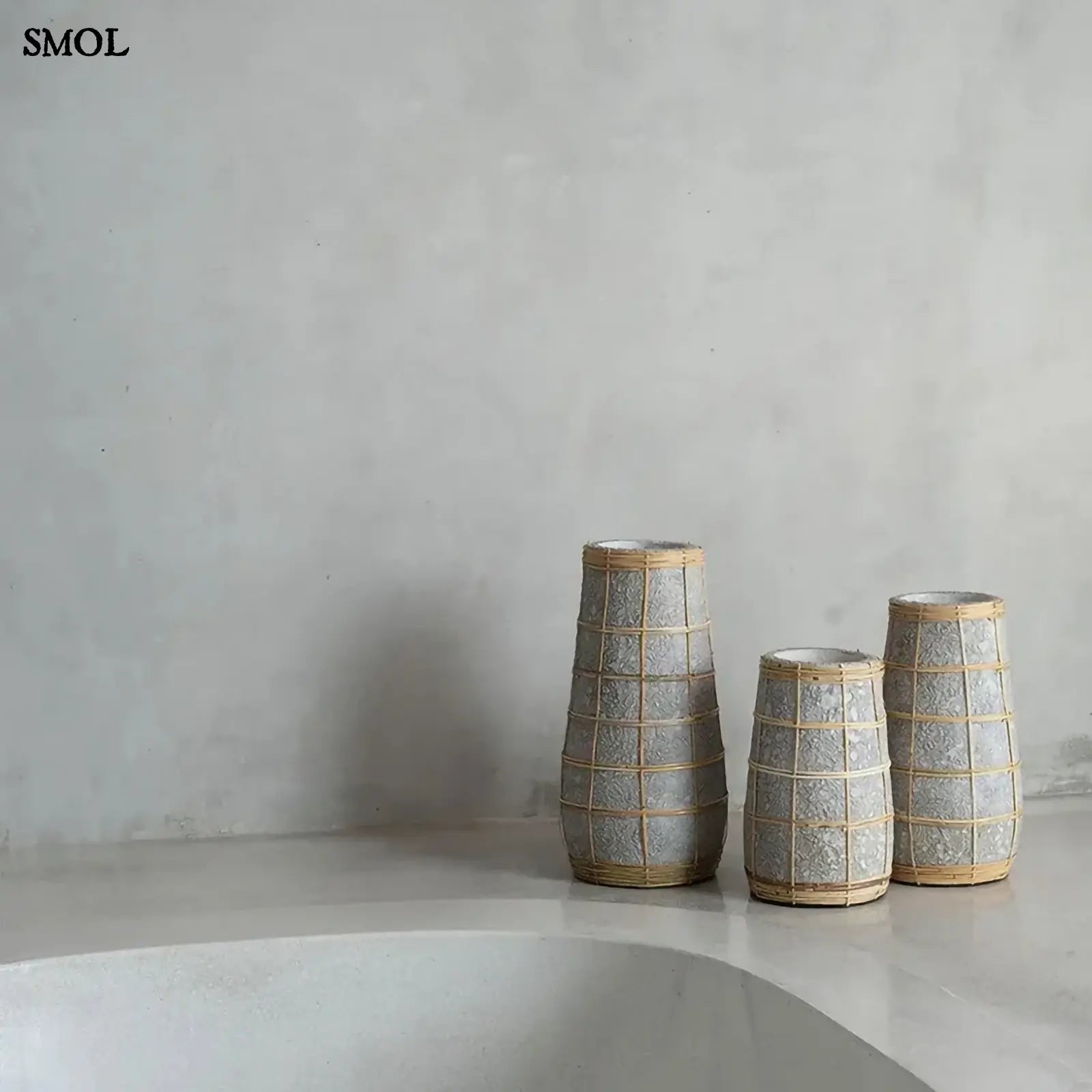 Váza rattan díszítéssel – betonszín, M | CUTIE | SMOL - három méretben