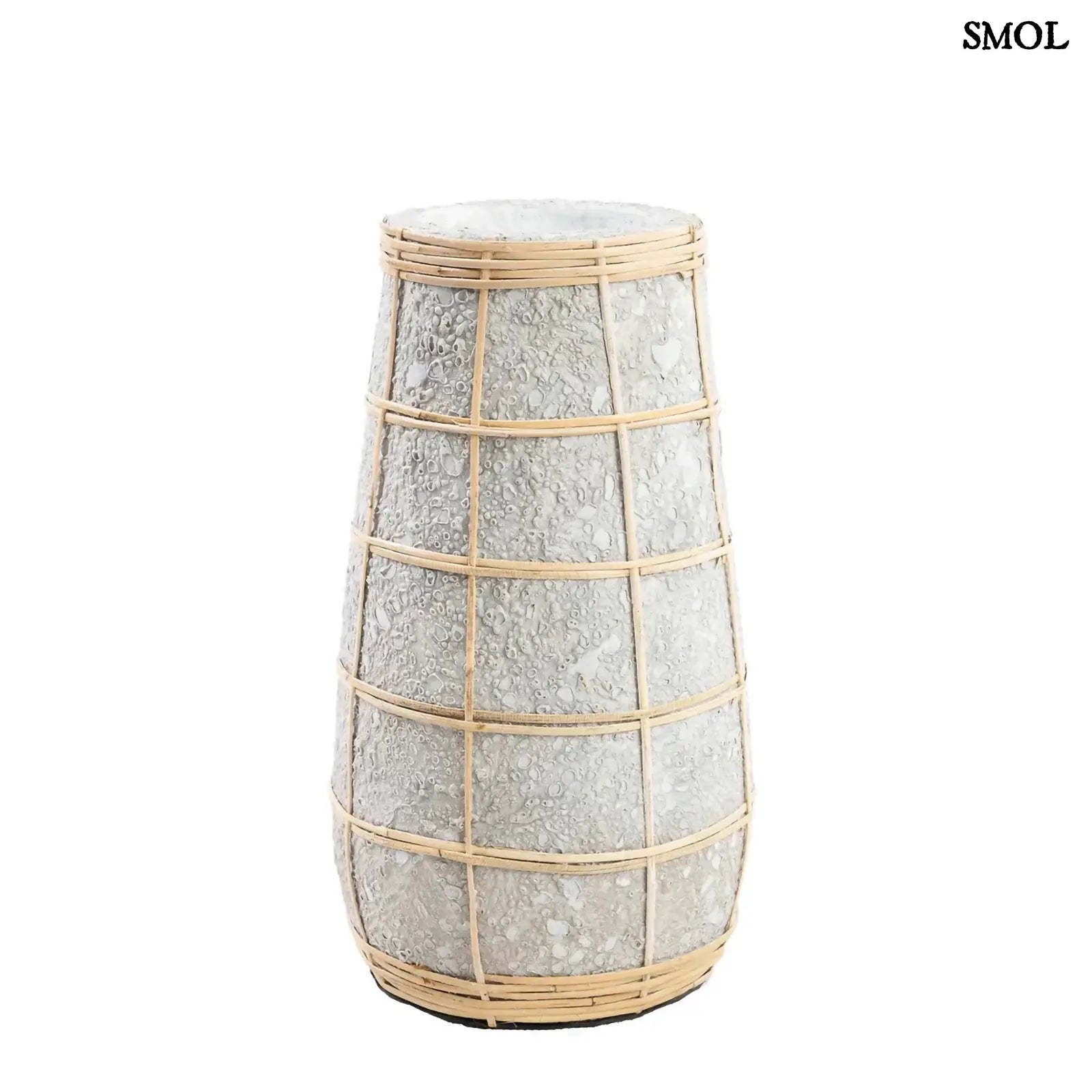 Váza rattan díszítéssel – betonszín, M | CUTIE | SMOL - fehér háttérrel