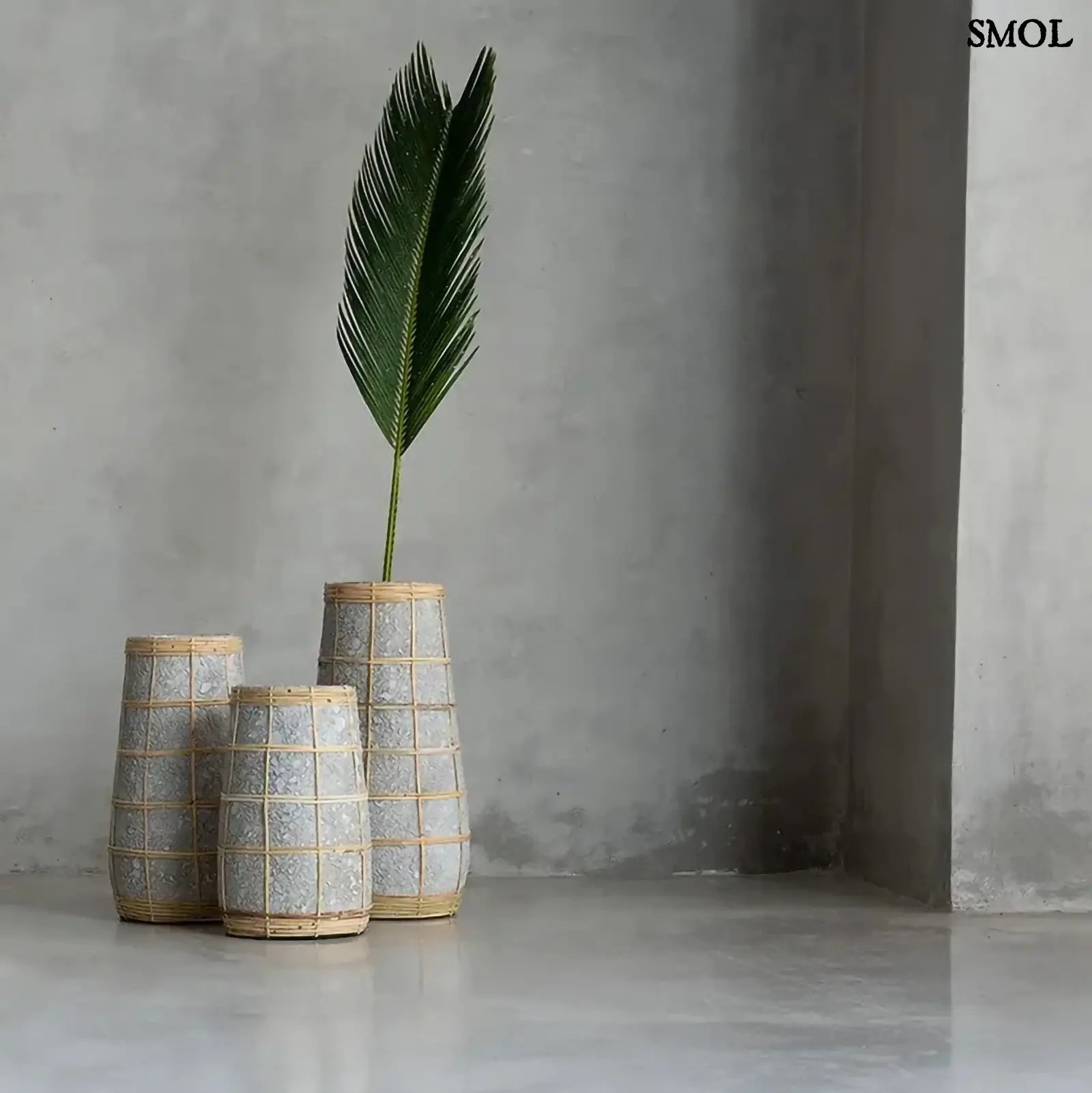 Váza rattan díszítéssel – betonszín, M | CUTIE | SMOL - levéllel