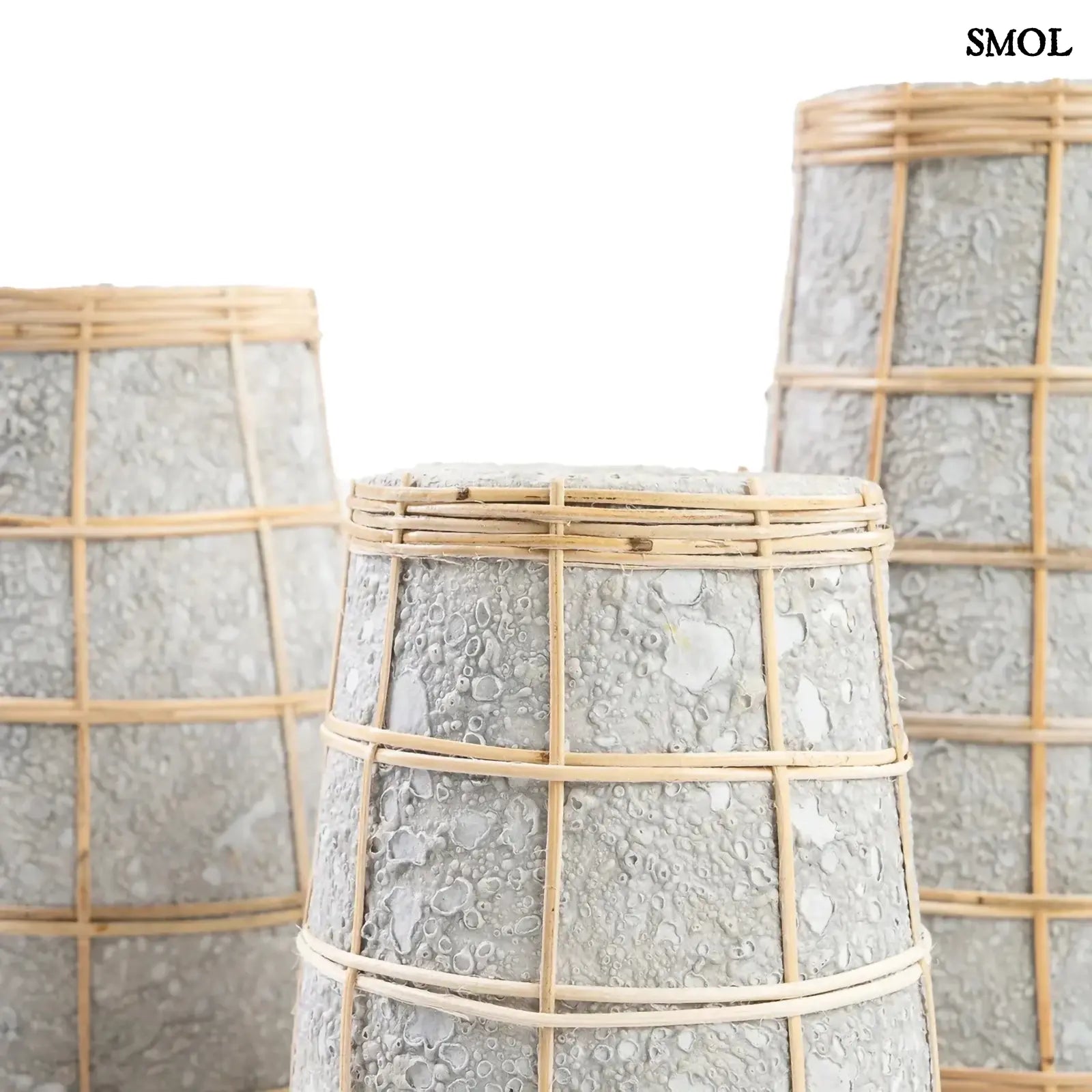 Váza rattan díszítéssel – betonszín, M | CUTIE | SMOL - rattan nagyítva