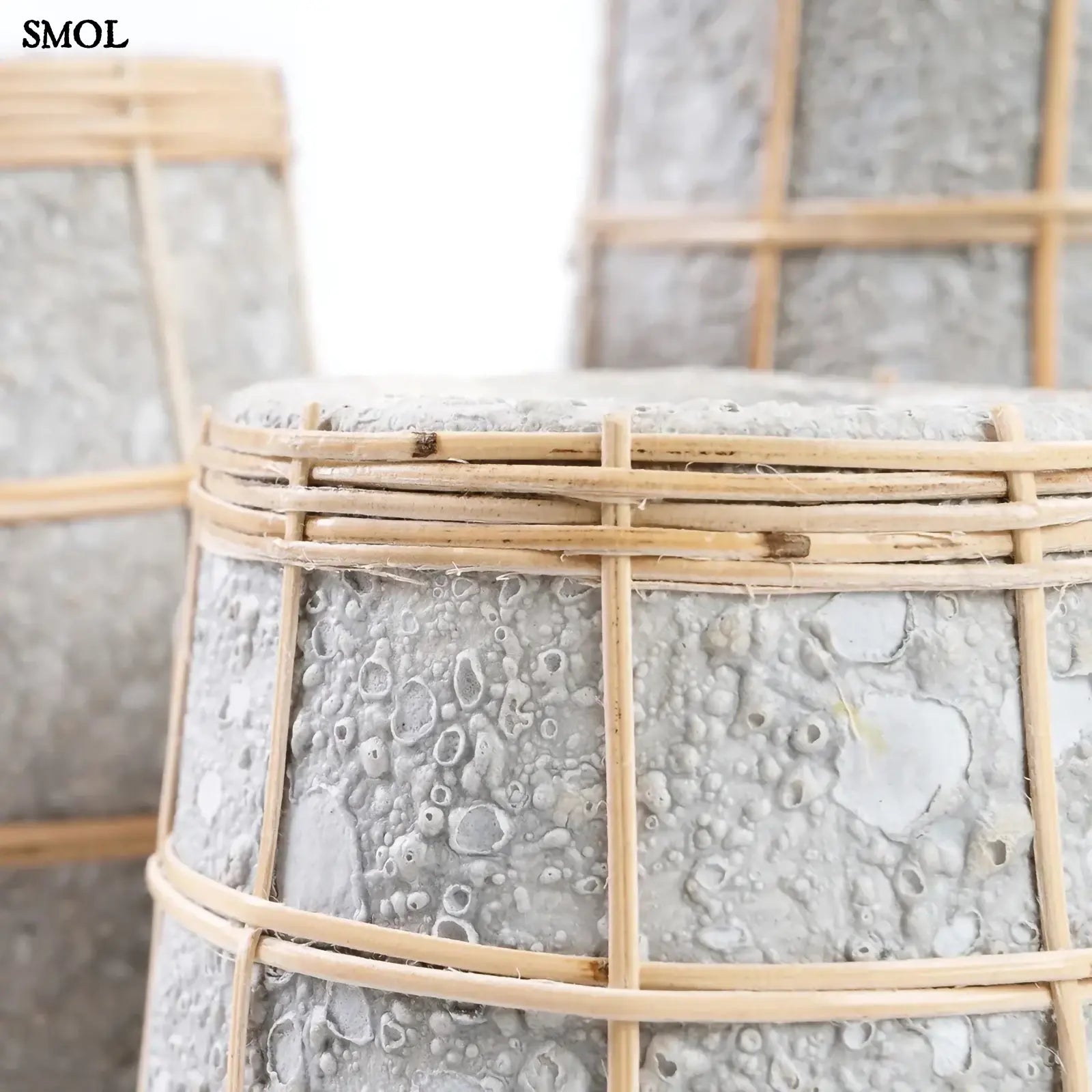 Váza rattan díszítéssel – betonszín, M | CUTIE | SMOL - felső rész nagyítva