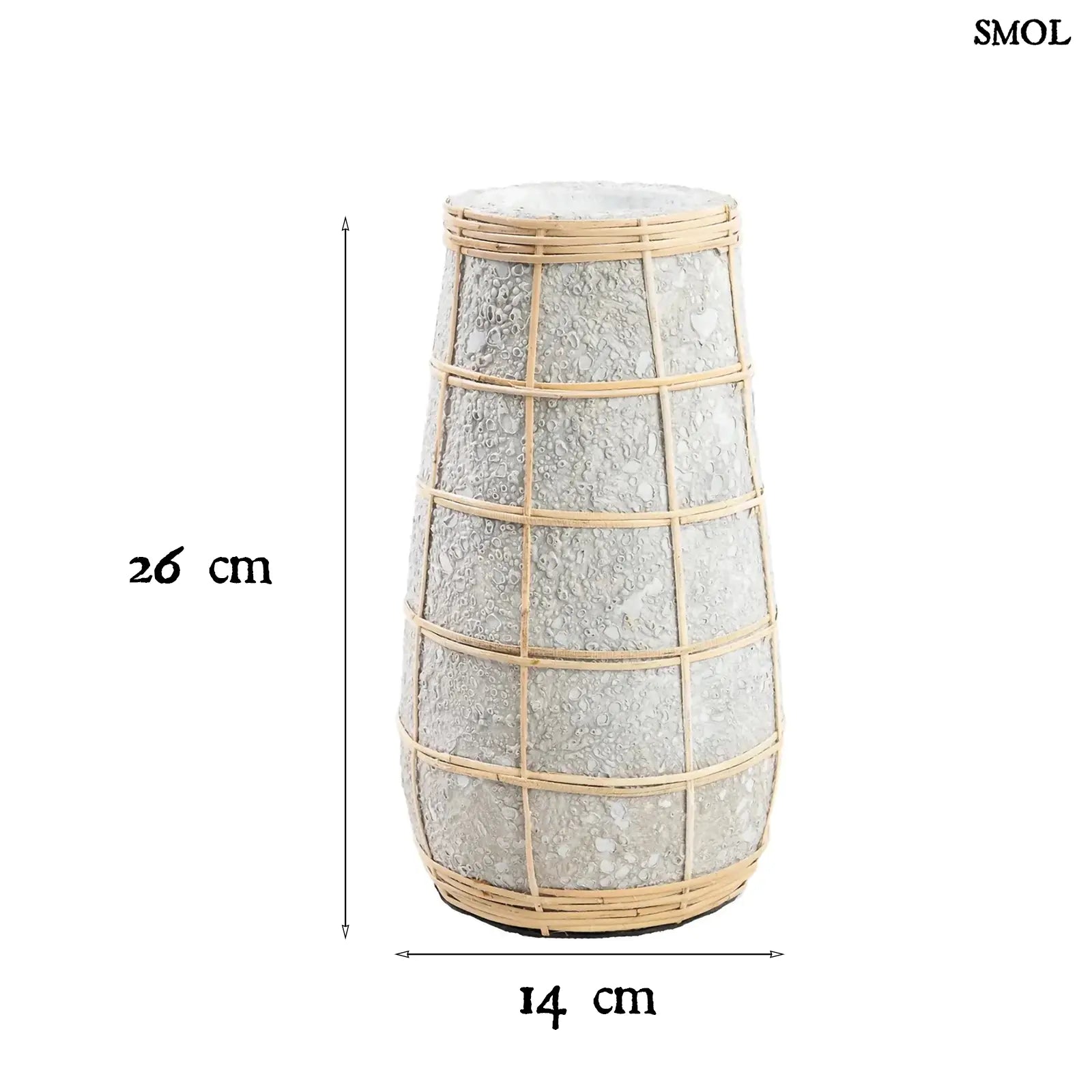 Váza rattan díszítéssel – betonszín, M | CUTIE | SMOL - méretekkel
