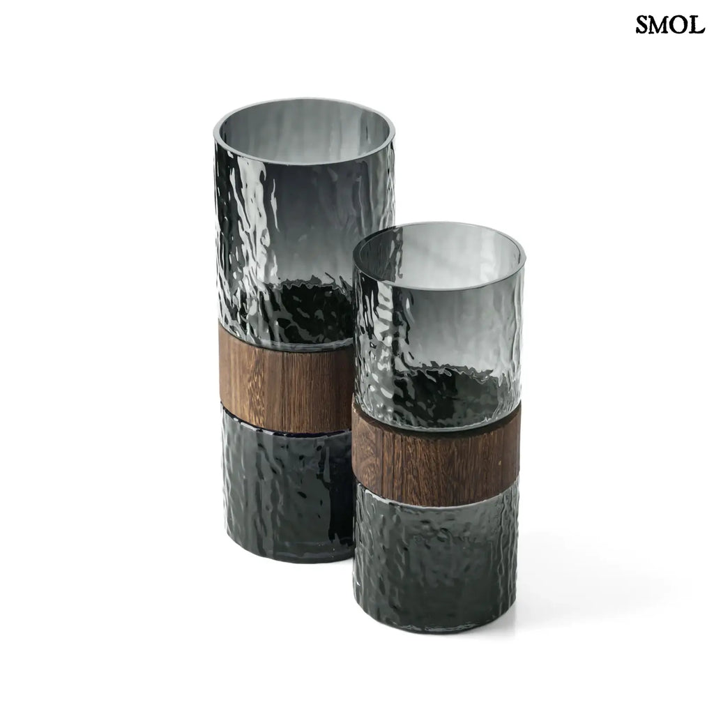 Sötétszürke váza üvegből, középen fa berakással, modern díszítőelem, két méretben