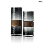 Sötétszürke váza üvegből, középen fa berakással, modern díszítőelem, oldalról