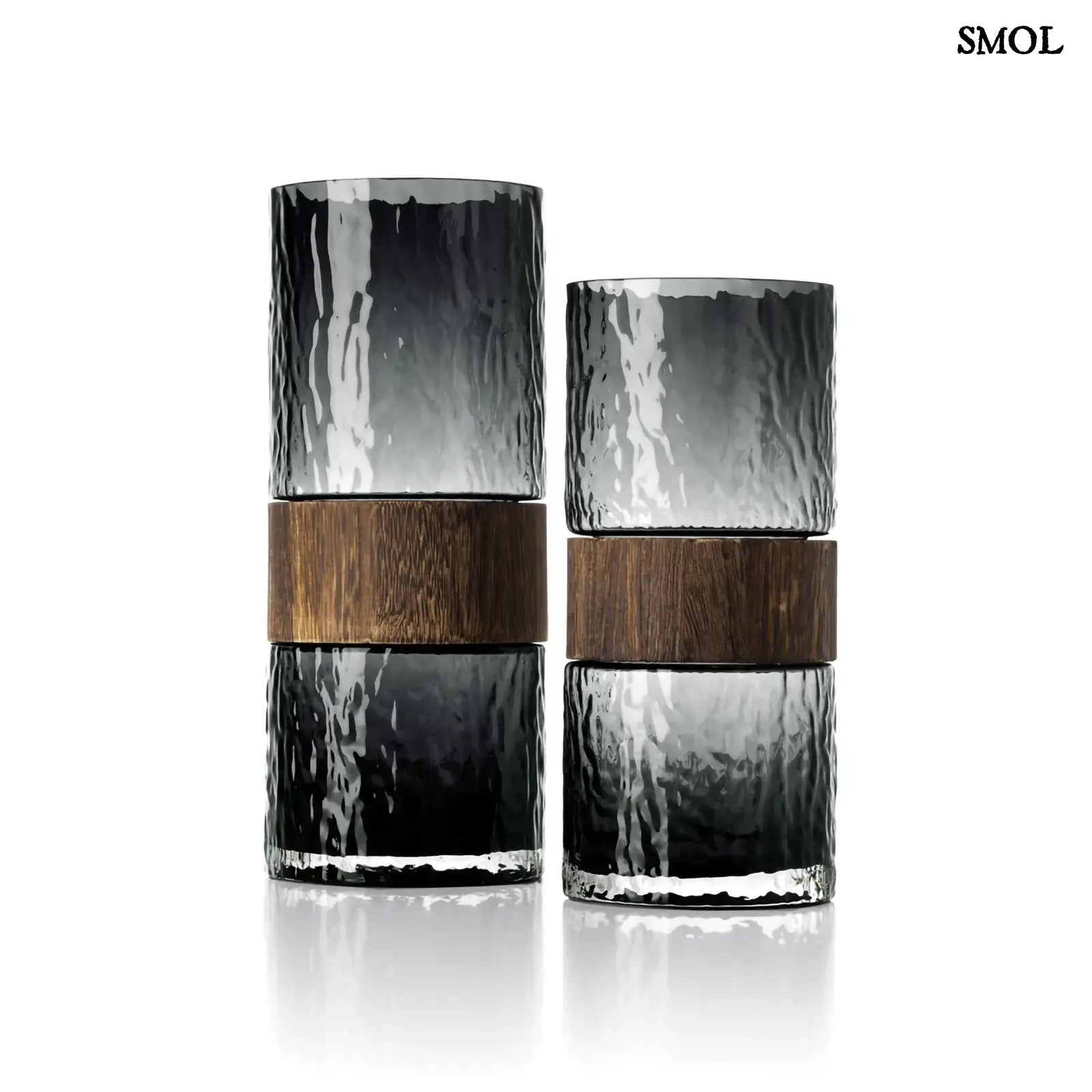 Sötétszürke váza üvegből, középen fa berakással, modern díszítőelem, oldalról