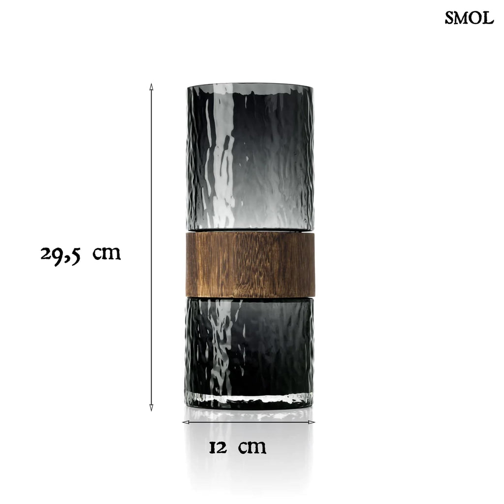 Sötétszürke váza üvegből, középen fa berakással, modern díszítőelem, méretekkel