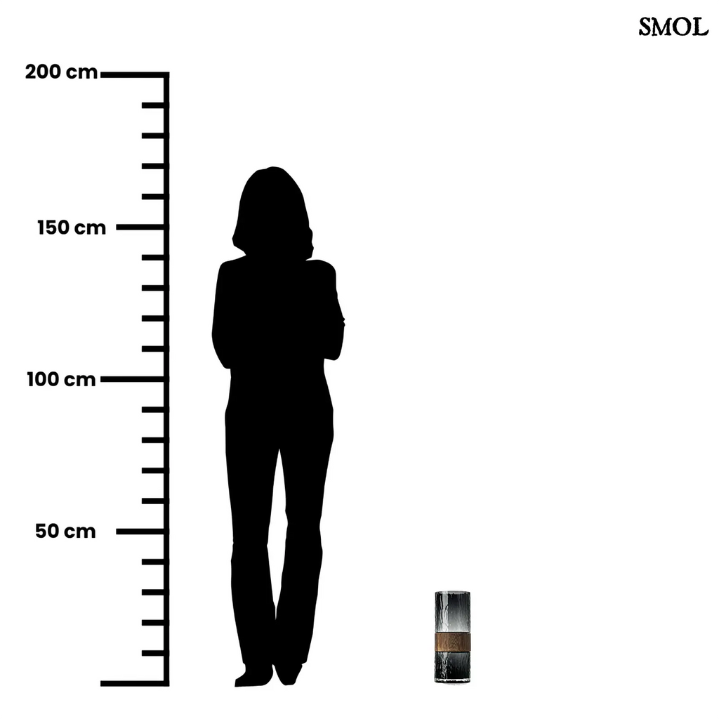 Sötétszürke váza üvegből, középen fa berakással, modern díszítőelem, méretarányosan