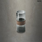 Sötétszürke textúrált üveg váza, barna fa berakással, szürke háttérrel