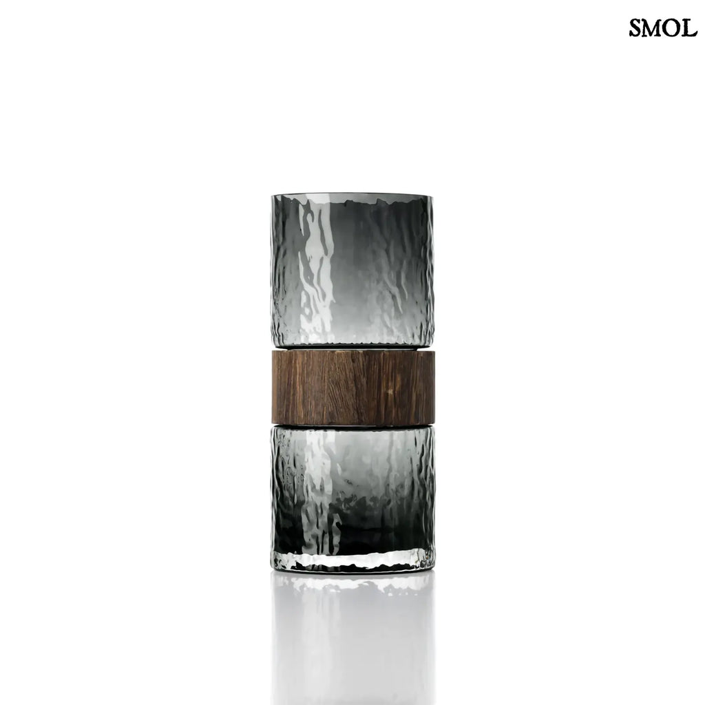 Sötétszürke textúrált üveg váza, barna fa berakással, fehér háttérrel