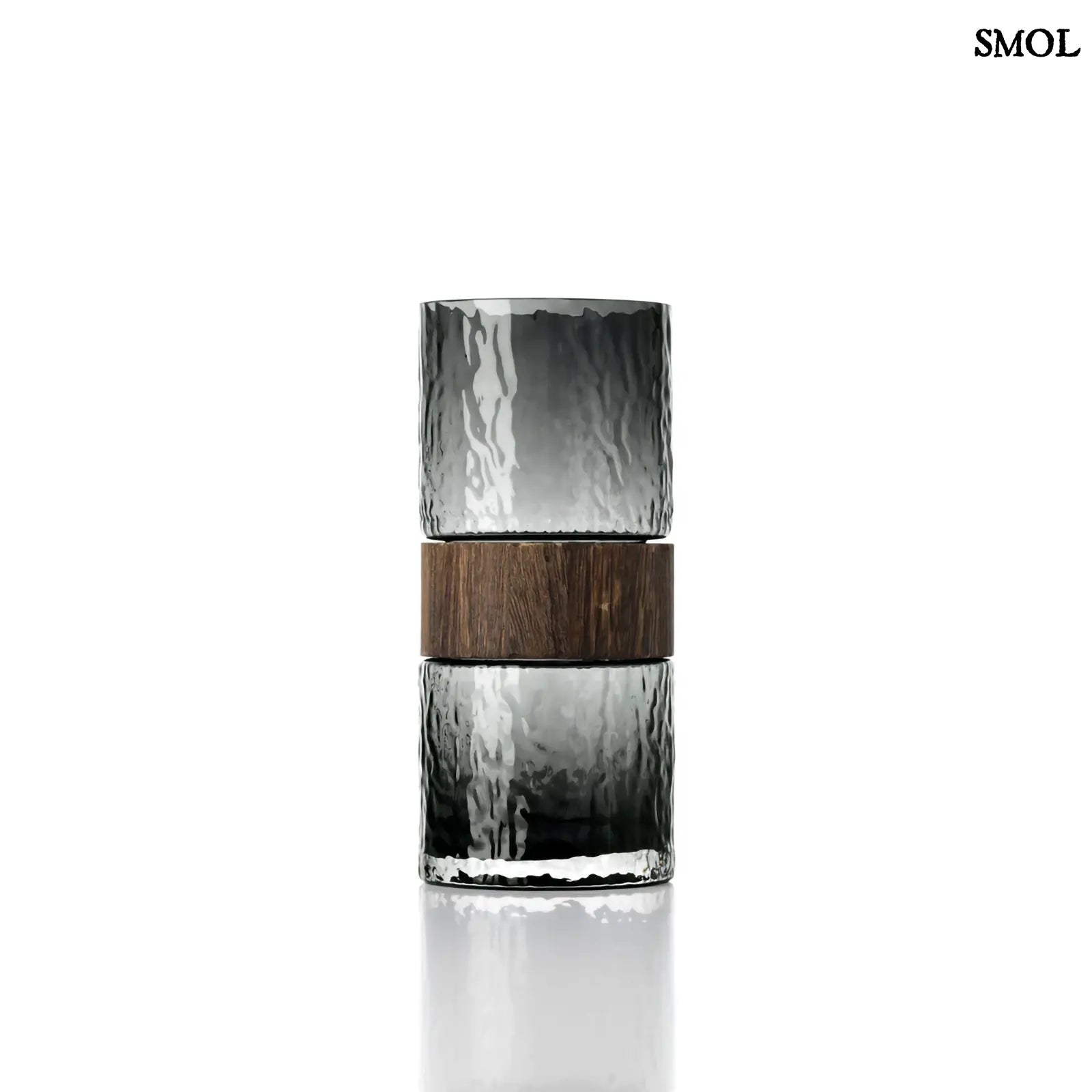 Sötétszürke textúrált üveg váza, barna fa berakással, fehér háttérrel