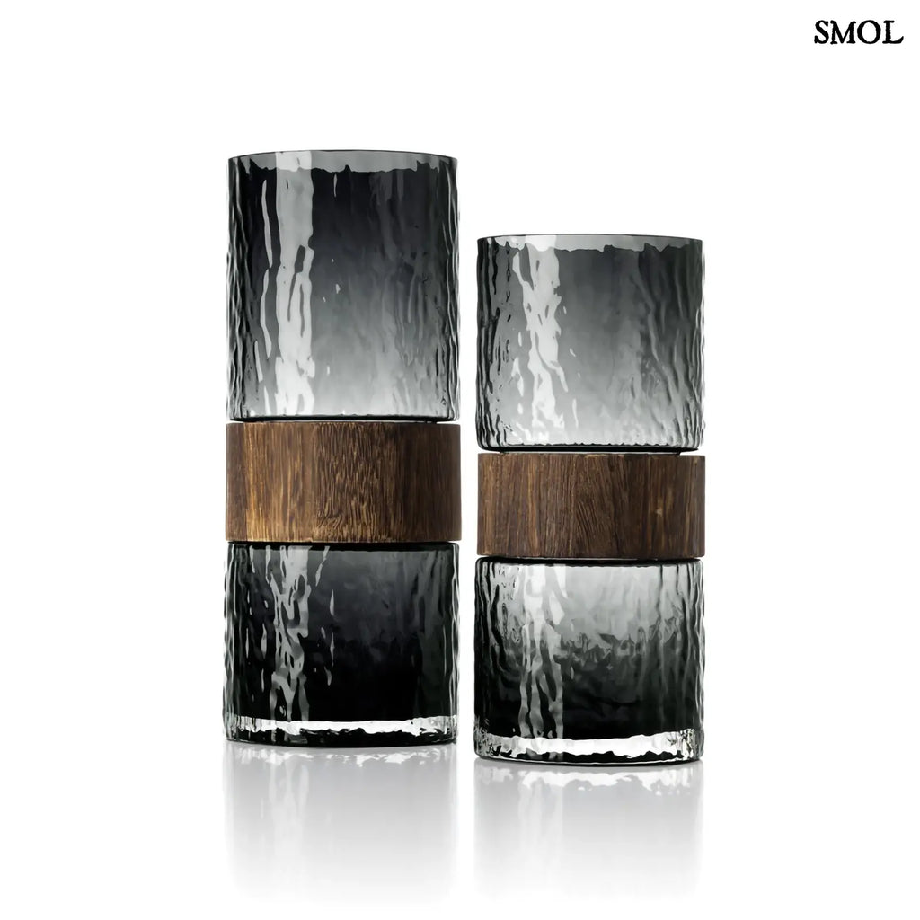 Sötétszürke textúrált üveg váza, barna fa berakással, oldalról