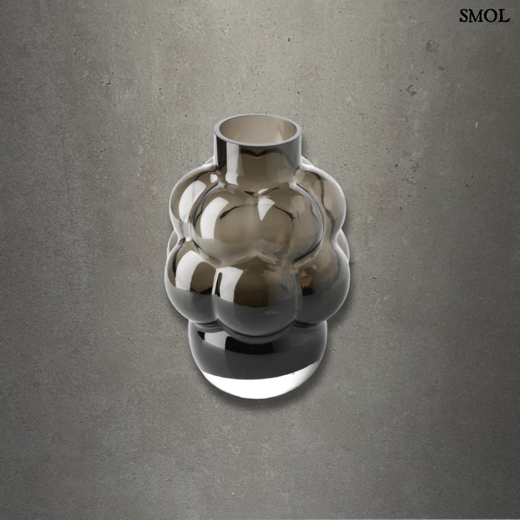 Sötétszürke luxus szürke üveg váza, buborékos szőlőfürt design formában. Újrahasznosított, kézműves termék, szürke háttérrel