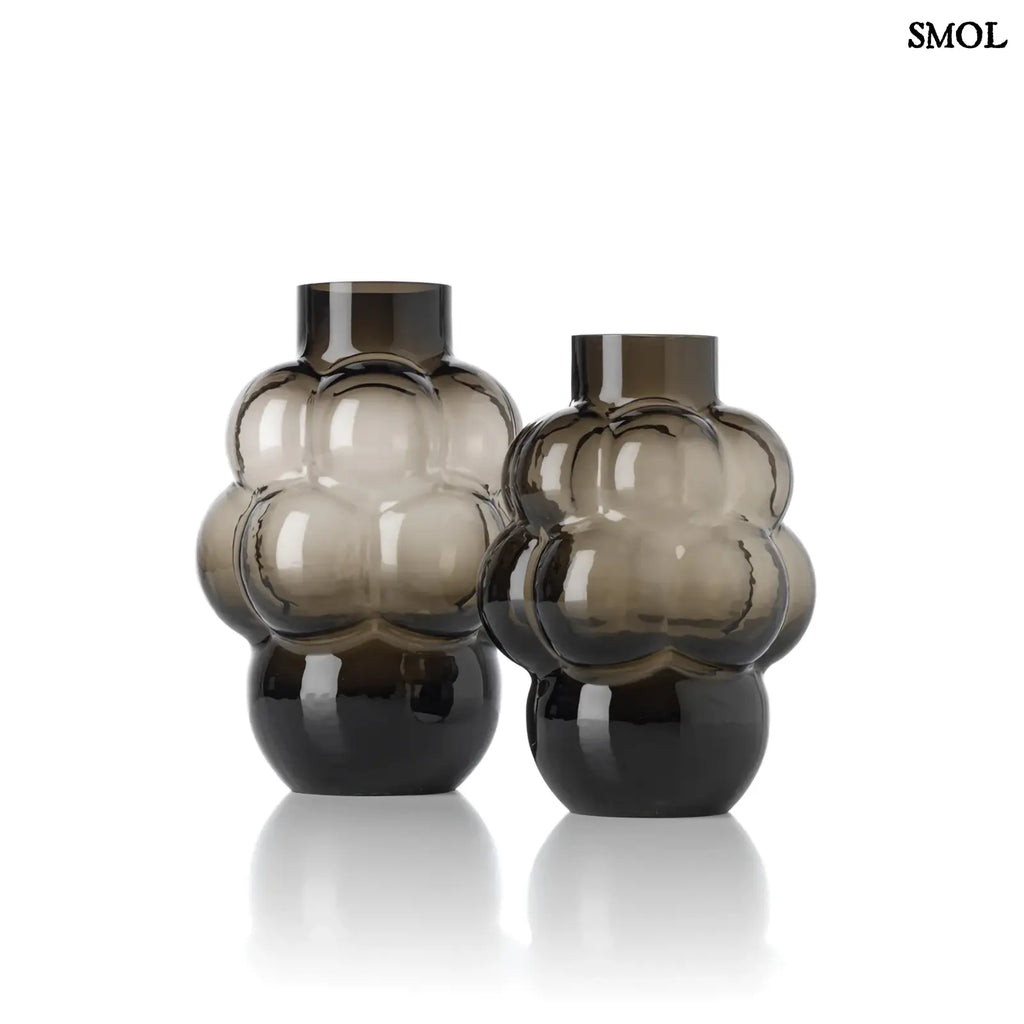 Sötétszürke luxus szürke üveg váza, buborékos szőlőfürt design formában. Újrahasznosított, kézműves termék, két méretben oldalról