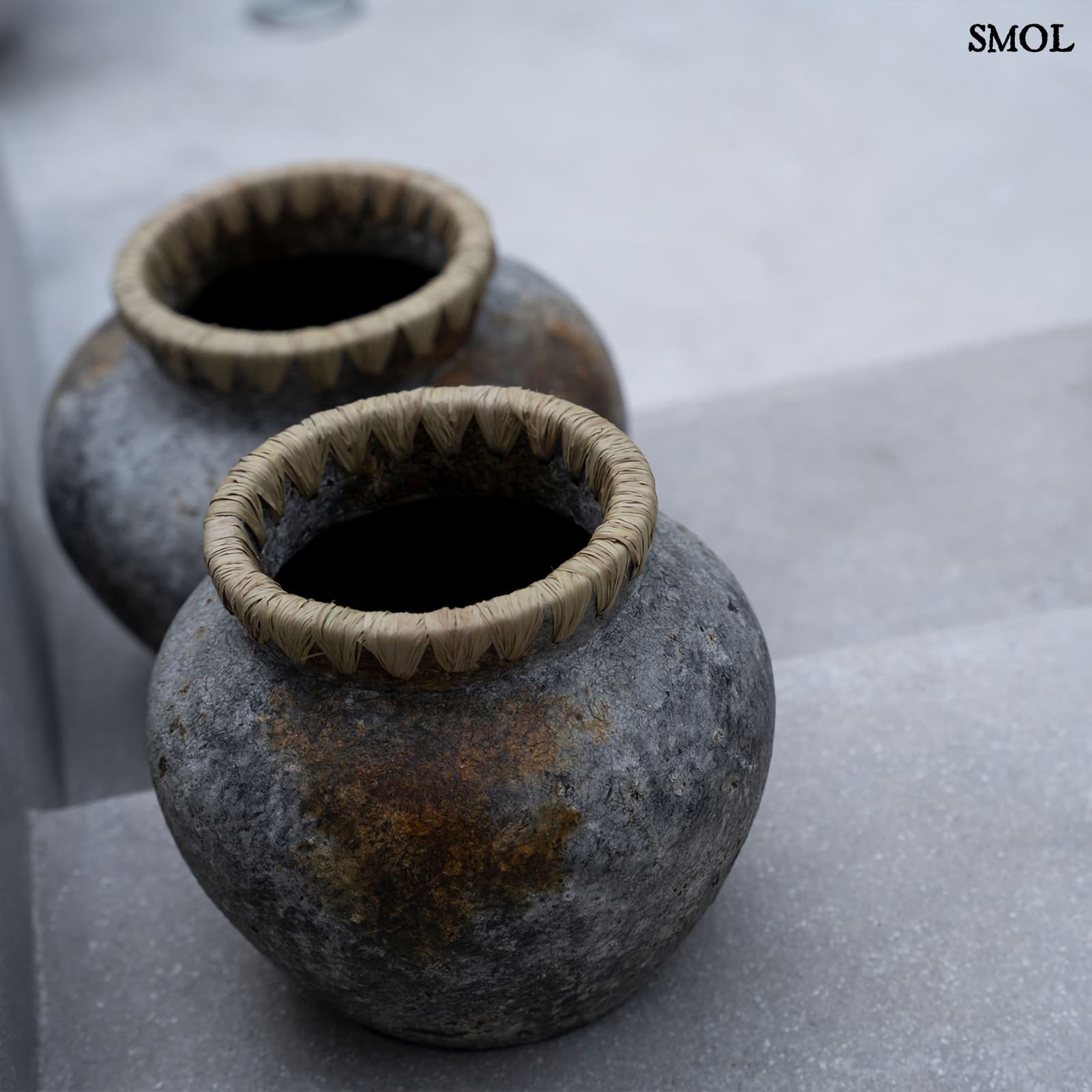 Váza - szürke terrakotta, raffiával, 22 cm | STELY - smol.hu - lépcsőn, felülről
