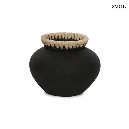 Váza -  terrakotta, fekete, raffiával, 25 cm | STARLA - smol.hu - fehér háttérrel