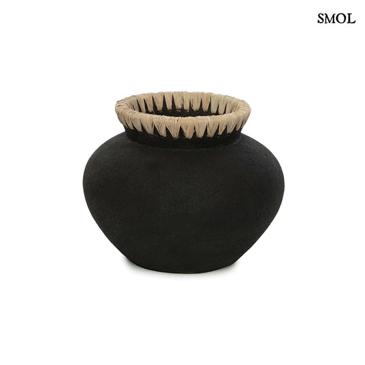 Váza -  terrakotta, fekete, raffiával, 25 cm | STARLA - smol.hu - fehér háttérrel