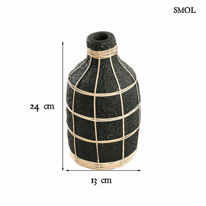 Váza - terrakotta, fekete, rattannal, 24 cm | WIDYA - smol.hu - méretekkel