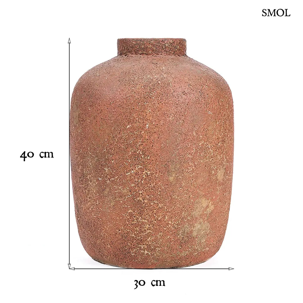 CLAY ECHO terrakotta váza L méret, kézzel formált, kerek organikus forma, érdes textúra – 30 × 40 × 30 cm
méretekkel